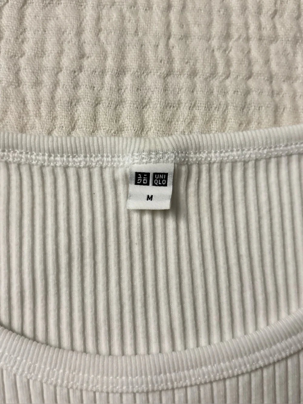 3 / $30 💘 uniqlo white ribbed crop top - Picture 3 of 4